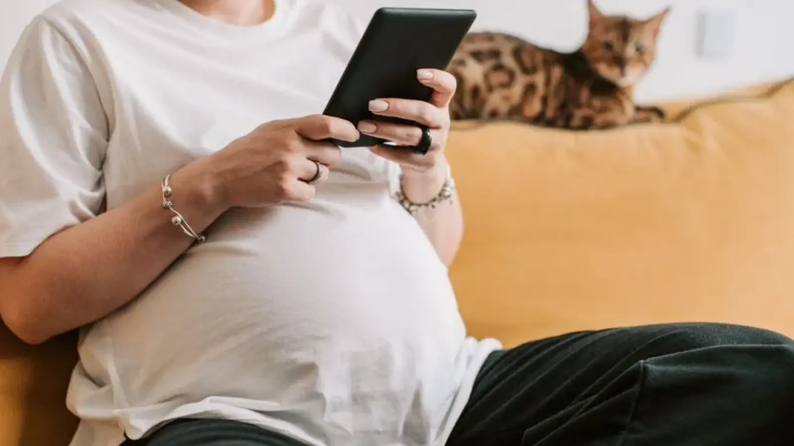 New Review Links Heavy Mobile Use in Pregnancy to Risks
