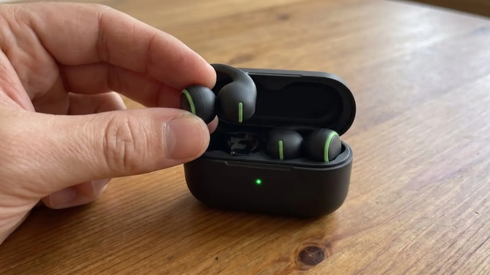 Samsung Galaxy Buds On leak reveals clip-on design