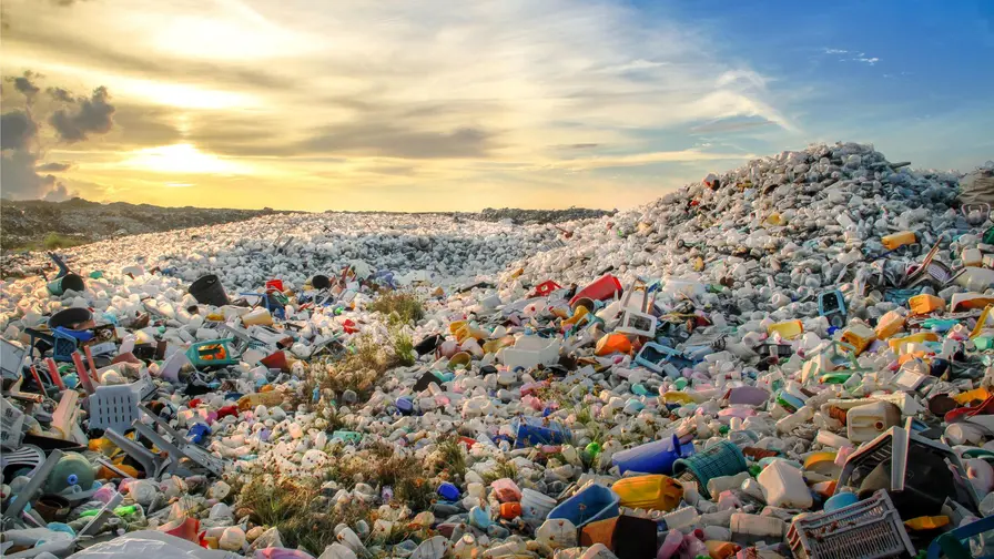 How Heated Molten Salts Turn Polyethylene Waste into Fuel